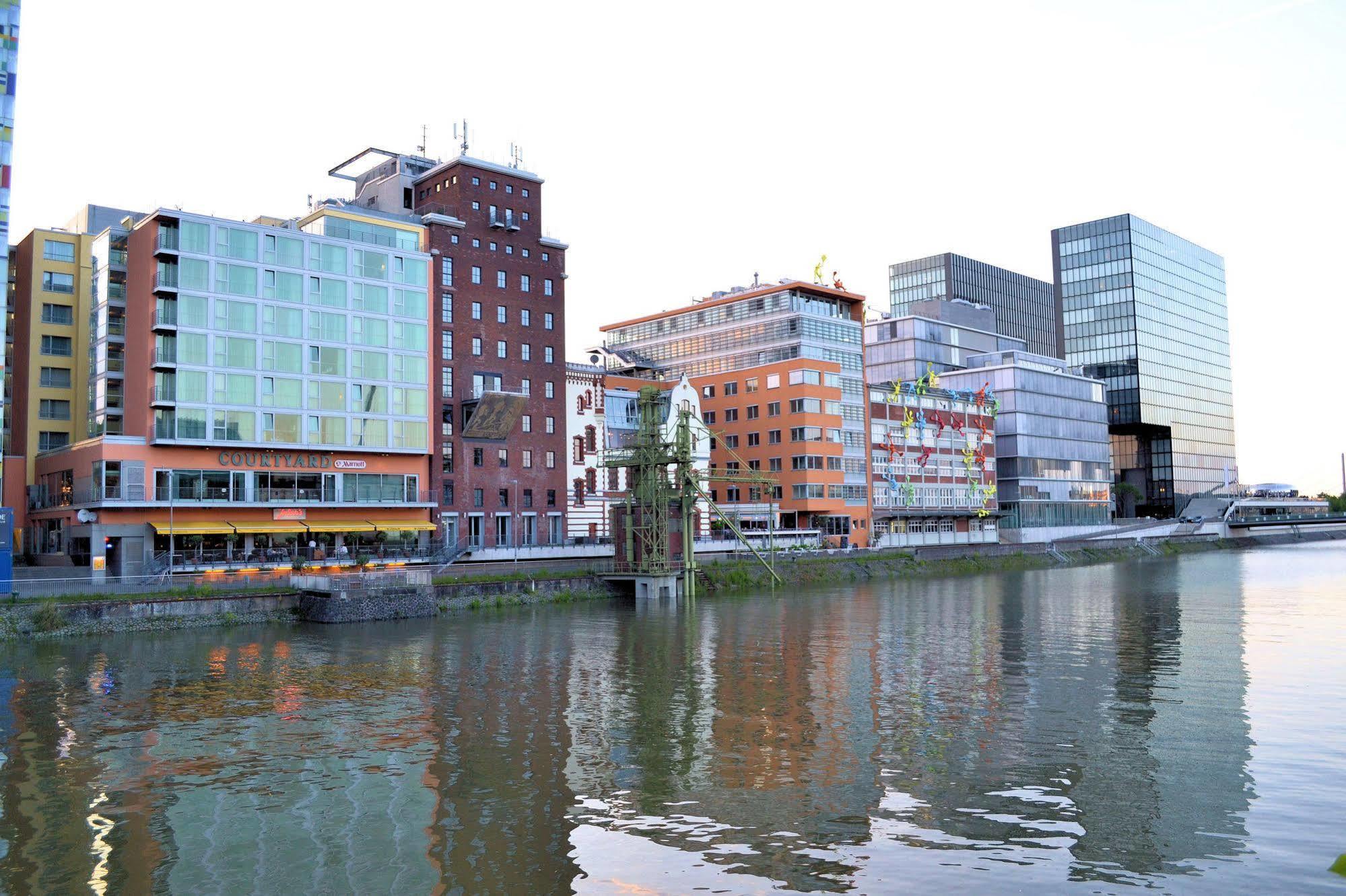 Готель Courtyard By Marriott Duesseldorf Hafen Екстер'єр фото